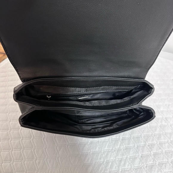 Guess Purse - Picture 4 of 4